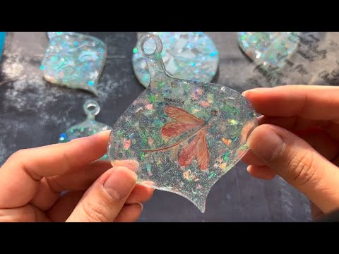 Easy Resin Christmas Ornaments! ❄️🎄☃️