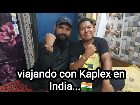 @Kaplex y @viajaaindia DeepakporlasIndias paseando por las callejuelas de la India con monos..🇮🇳