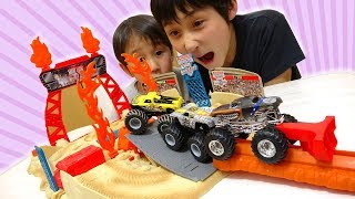 ホットウィール モンスタートラック HotWheels World Finals Stunt Pack