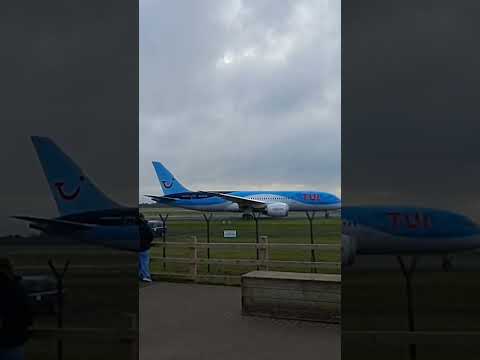 Boeing 787 Dreamliner TUI Airways departure.