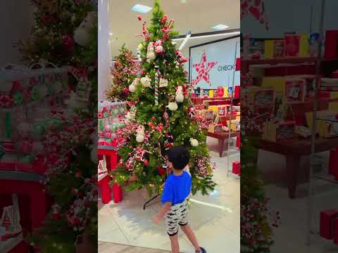 Cute baby looking for Santa Clause🎅🎄😂 #shorts