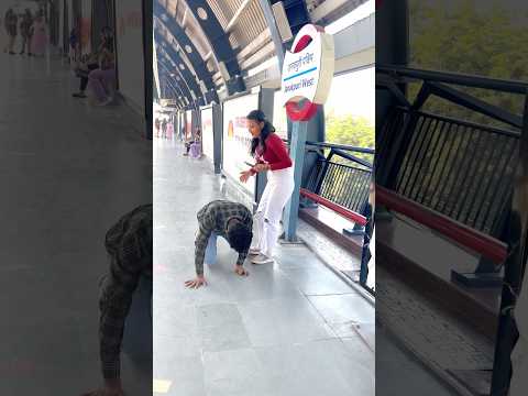 Number de diya metro station pe 🥰 #shorts #funny #prankdekhoindia #prankvideo #comedy #prank