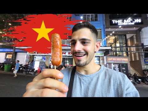 Foreigner Tries Vietnamese Street Food 🇻🇳