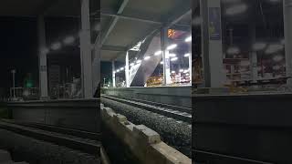 PENAMPAKAN KERETA MTT (MULTI TEI TAMPER) PEMADAT BANTALAN BATU KRICAK MELINTAS DI STASIUN BEKASI