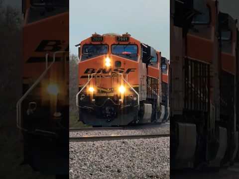 HIGH SPEED BNSF Z TRAIN ZOOMS THRU THE S CURVES! #bnsfrailway #bnsf #bnsfrailroad