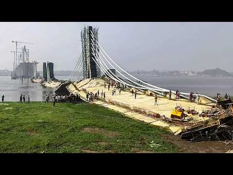 Derrumbes y averías masivos de puentes grabados por las cámaras