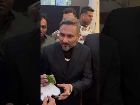 Yo Yo Honey Singh Reacts after eating Paan outside PVR Plaza In Delhi🔥