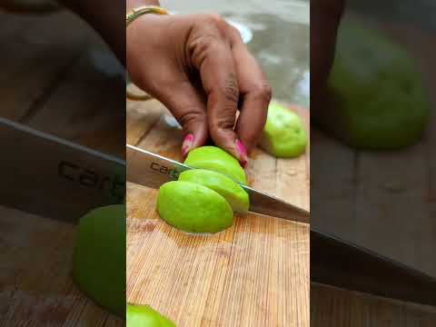 अमरूद की चटपटी चाट रेसिपी / Kolkata street food guava chaat recipe / #guava #shortsvideo #shorts