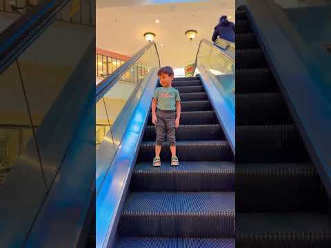 👦Curious little one on the #escalator moving stairs😃😍