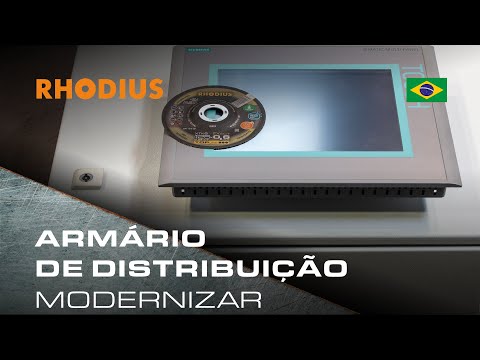 Trabalhos em quadros elétricos – cortar a abertura para o monitor com o disco de corte.