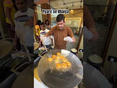 प्यारे से भइया ने सब को फ्री में खिलाया 😱 #viral #trendingshorts #streetfood #ytshorts #trending