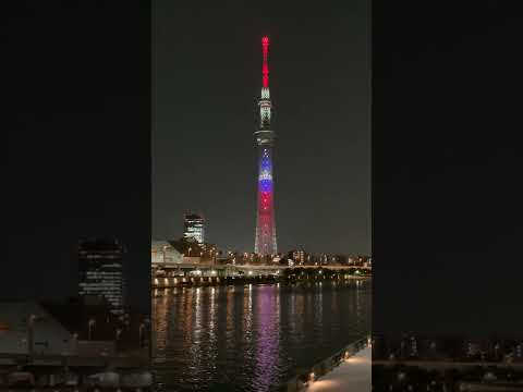 日本　台湾　日台観光ランドマーク　台北101　友好　10周年記念　☆　東京スカイツリー　ライトアップ　台湾国旗　旗の色（赤・青・白）　♬　隅田川