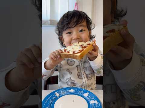 今日の朝食はパパ特製とろ〜りチーズのピザトースト🍞🍕