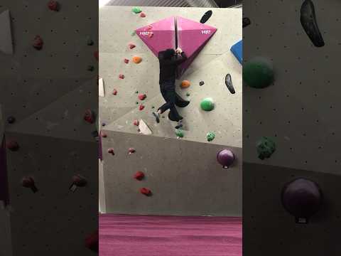 Double gaston on big volumes! #Bouldering