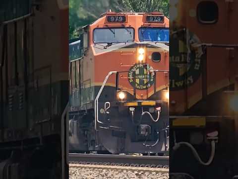 THROWBACK CLASSIC WOW LASHUP THRU KC! #railroad #bnsfrailroad #bnsfrailway