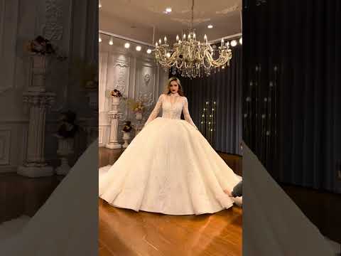 Amanda Novias wedding dress 2024 adjusting the skirt pleats