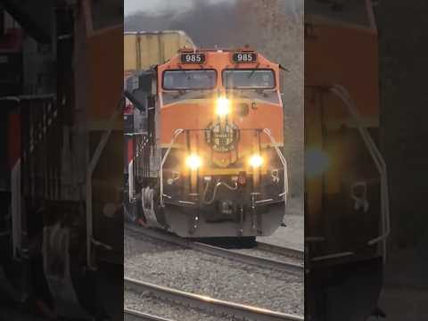 CLASSIC THROWBACK WOW LASHUP LEADS MANIFEST! #railroad #bnsfrailroad #bnsfrailway