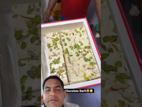 White chocolate ke burfi process #dillifoodies #food #sweet #streetfood #meethai #viralvideo