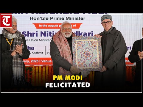 Omar Abdullah gifts painting to PM Modi in Sonamarg