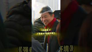 #王迅 片場防寒小妙招，拿塑料袋當帽子戴頭上，這招你學廢了嗎？#電影 年會不能停即將上映#大鵬 主演