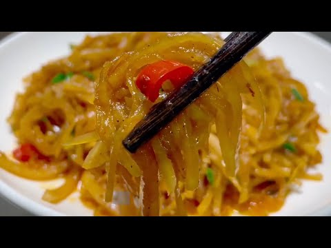 Stir-fried shredded radish is a street food, some people blanch it and some stir-fry it directly