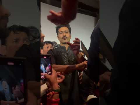 Fans storm Vicky Kaushal for selfies and Hand shakes😱