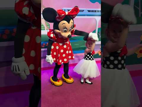 Minnie Mouse Twirls ❤️ #minniemouse #epcot #disneycharacters