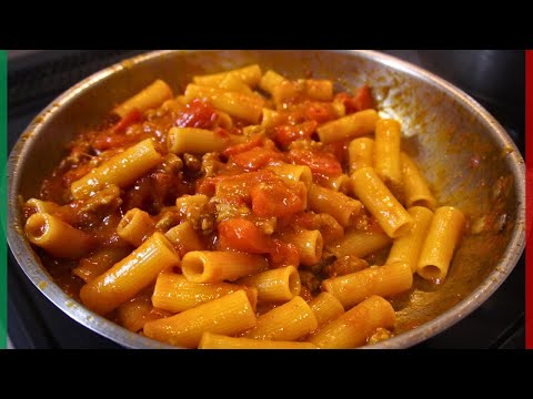 Salsiccia and paprika sauce is a classic combination!【Rigatoni con peperoni e salsiccia】