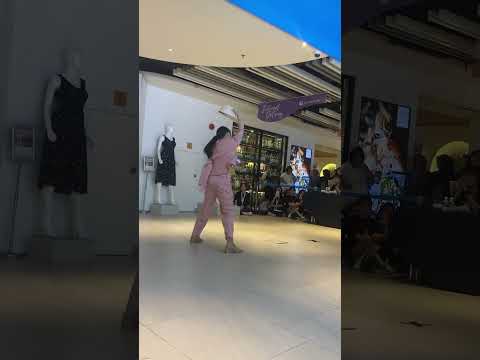 Primary school girl solo dance K-pop