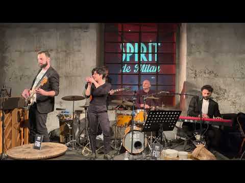 Stealers Wheel's "Stuck in the Middle with You" cover by Moggie The Cat Group (live @spiritdemilan)