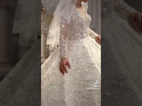 Amanda Novias wedding dress with beading details and leaf