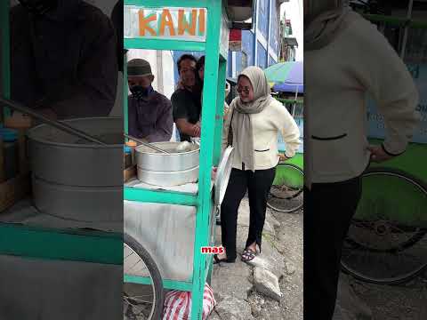 BUNDA BORONG BAKSO SATU GEROBAK UNTUK MAKAN SIANG  TIM LEIKA 😲 #shorts #leika