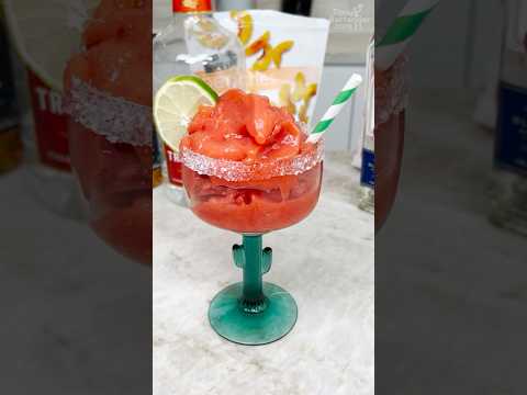 Strawberry Peach Margarita Smoothie #cocktail #strawberry