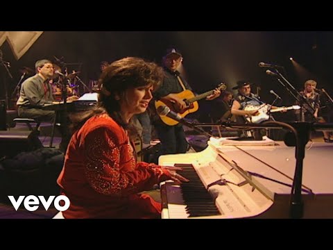 Waylon Jennings - Jessi Colter Introduction/Love's the Only Chain (Never Say Die Film)