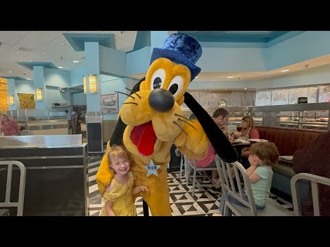 Pluto at Minnie’s Silver Screen Dine