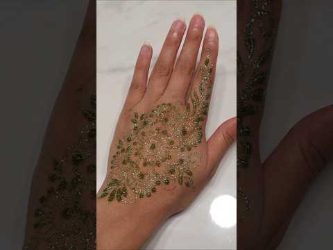 Lets try green glitter henna 💚  #glitterhenna #henna #mehndi