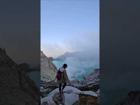 이젠산 내 하트를 받아랏 hiking in ijen mountain, Indonesia