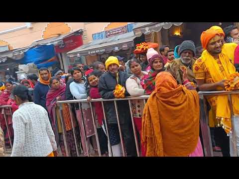 श्री हनुमानगढ़ी मन्दिर परिसर और कहा से खरीदे प्रसाद।       बाज़ार का नजारा