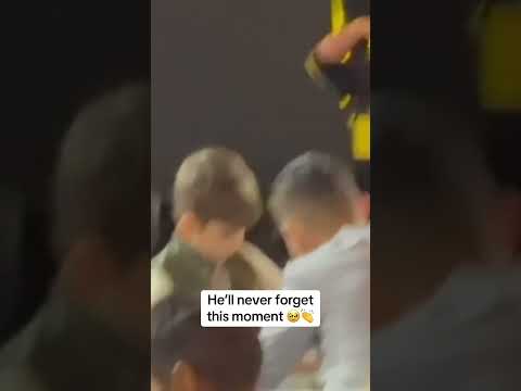 Cristiano Ronaldo told the security guard to leave the kid alone so he could get his shirt signed 🥹