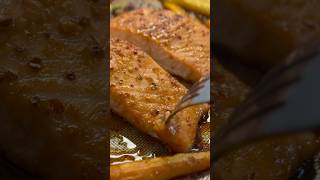 One-Pan Honey Glazed Salmon and Carrots #recipe #sheetpandinner #easyrecipe