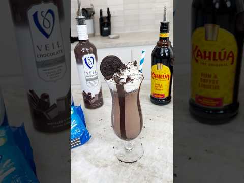 Oreo Chocolate Milkshake #cocktail #drink #icecream #oreos #cookies