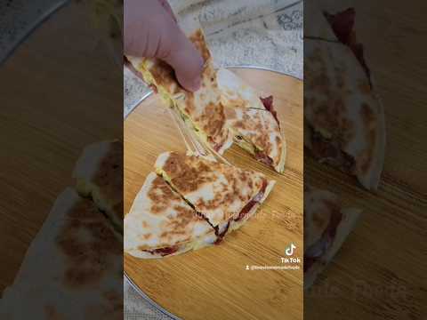 Easy and Quick Breakfast Quesadilla    #recipe #breakfast #quesadillas #snacks #fypシ゚viral