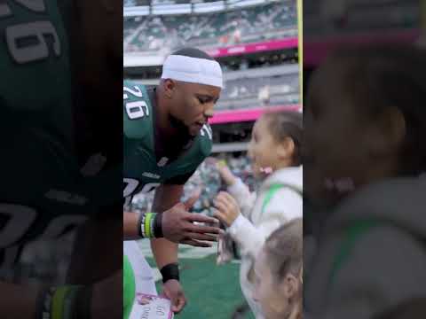 This pregame handshake between Saquon Barkley and his daughter, Jada 🥹💚