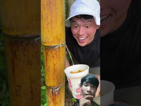 What? Cook pop noodles using bamboo #food #cooking #bushcraft #trendingshorts #trending