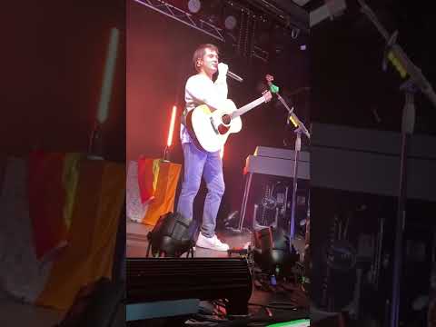 Alec Benjamin singing happy birthday to a fan