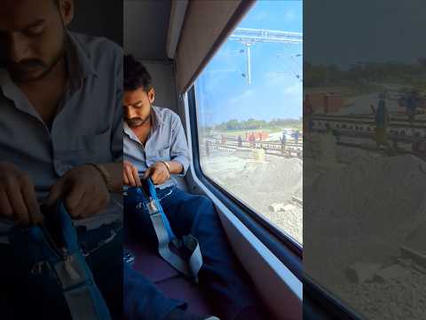 Teri smail kareja pe chha gai reLat teri lagi re #trendingsong #ytshort #viral#train #travelvlog