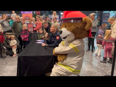 Bjørnis i Skistor senter| Bjørnis signerer bøker|a famous fire bear in Norway | #norway