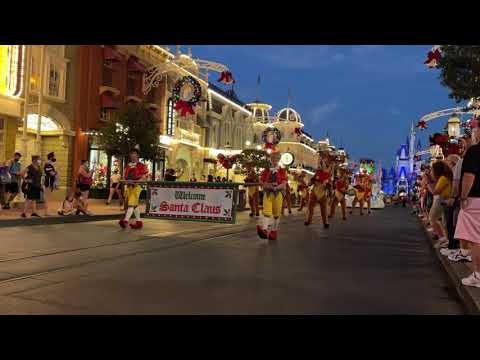 Santa Claus Comes to Walt Disney World in Christmas Parade 2020