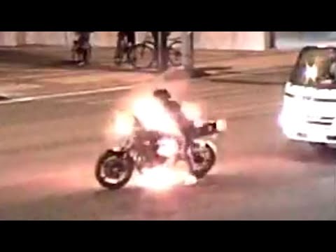 YouTubeライブカメラに偶然映った 大型バイク炎上の瞬間・爆発・消火までの一部始終【沖縄】