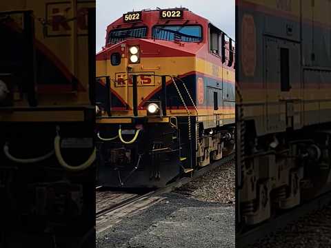 DOUBLE KCS ET44C4s AND A GEEP ON A SLOW MOVING MANIFEST! #railroad #kansascitysouthern #trains